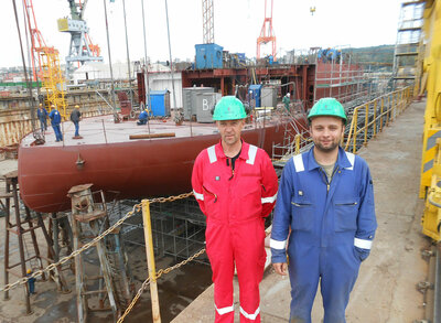 Site manager Magnar Kvamme and inspector Tomasz Bieniek are two of four Ulstein people following the construction progress closely.