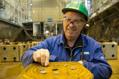 Foreman Paul Myrvågnes placing the mast coins.