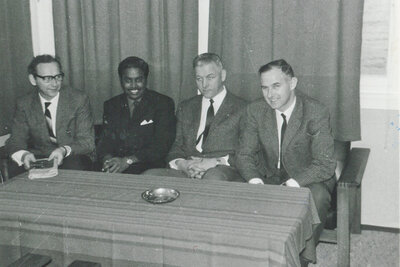 A meeting with an unknown customer no 2 from left the others are Kolbein Ole Ulstein Magnulf Ulstein and Andor Moldskred in Ulstein mek Verksted