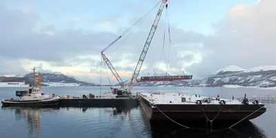 Ulstein Verft heavy lift department Mobile crane and Flex barge