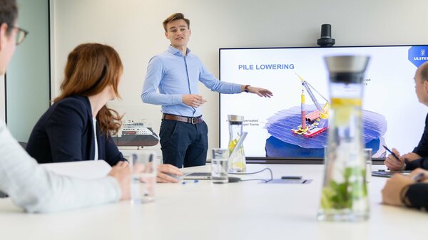 UDS BV people in a meeting