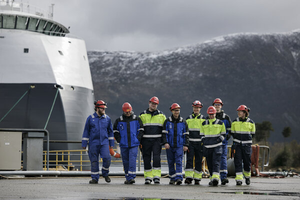 Electricians and apprentices in front of x bow ULS 00920 053f43dc 1b67 4210 8a71 56447abde5dd