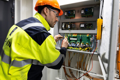 Electrician at work ULS 04144 IMG 9133