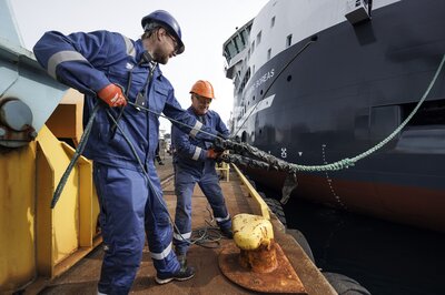 Rig workers mooring the vessel ULS 00827 Ulstein 2024 Print 0540 web