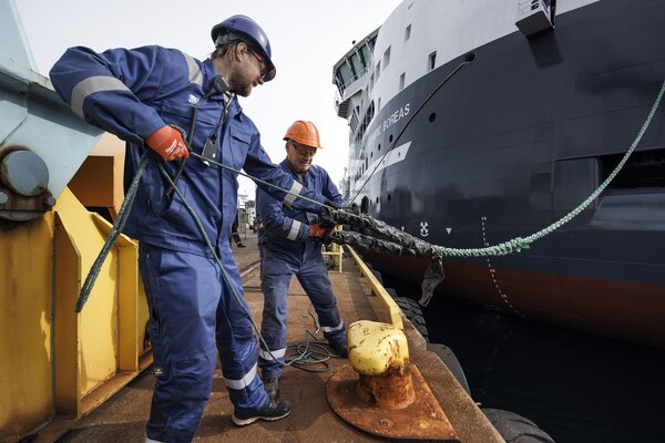 Rig workers mooring the vessel ULS 00827 Ulstein 2024 Print 0540 web