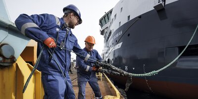 Rig workers mooring the vessel ULS 00827 Ulstein 2024 Print 0540 web