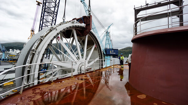 Capstan lift and installation on the Nexans Aurora.