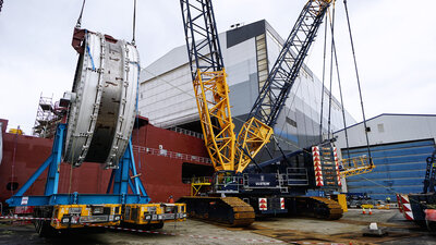 Beltekrana vår, ein Demag CC2800-1, i aksjon med å løfte kapstanen om bord i kabelleggingsskipet Nexans Aurora