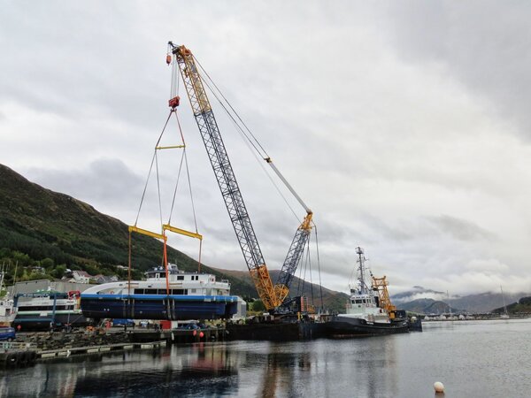 Tungløftsavdelinga i ferd med å sette katamaranen 'Erla Kongsdottir' på sjøen ved GS Marine Produksjon sitt anlegg. Foto: Egil Reidar Ørsal.