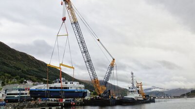 Tungløftsavdelinga i ferd med å sette katamaranen 'Erla Kongsdottir' på sjøen ved GS Marine Produksjon sitt anlegg. Foto: Egil Reidar Ørsal.