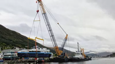Tungløftsavdelinga i ferd med å sette katamaranen 'Erla Kongsdottir' på sjøen ved GS Marine Produksjon sitt anlegg. Foto: Egil Reidar Ørsal.