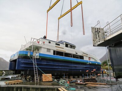 Førebuing til løftet av katamaranen ved GS Marine Produksjon. Foto: Egil Reidar Ørsal.