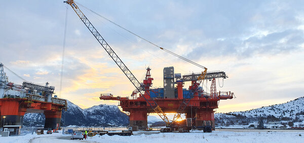 Ulstein Verft si tungløftsavdeling på plass på Averøy i samband med kranoppdrag. Foto: Egil Reidar Ørsal.