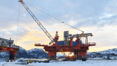 Ulstein Verft si tungløftsavdeling på plass på Averøy i samband med kranoppdrag. Foto: Egil Reidar Ørsal.
