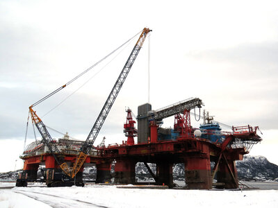 Mobilkrana har lang løftearm og kan ta tunge løft, opp til 600 tonn på land, og 400 tonn når ho står på lekteren. Foto: Egil Reidar Ørsal.