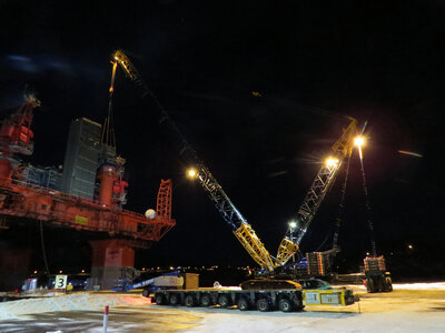 Gjennom fire intense dagar vart løfteoppdraget på Averøy gjennomført, her er beltekrana av typen Demag CC2800-1 i aksjon. Foto: Egil Reidar Ørsal.