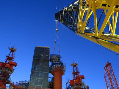 Mobilkrana løftar her tilhøyrande delar til gangbrua for transport sørover langs kysten på 'Flex'-lekteren. Foto: Egil Reidar Ørsal.