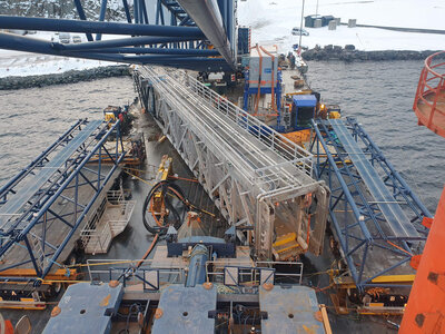 Etter at beltekrana var køyrt om bord att på lekteren, lasta vi opp gangbrua med det som høyrde til og frakta alt på lekteren til Ulsteinvik. Foto: Egil Reidar Ørsal.