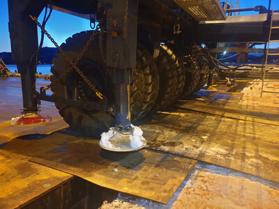 Vi har med plater som vi kan legge på ulendt underlag, då kan mobilkrana og multiwheelerane kome til på dei fleste stader. Foto: Egil Reidar Ørsal.