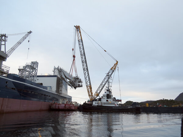 Kranhiv ved Vard i Brattvåg med mobilkrana posisjonert på 'Flex'-lekter.