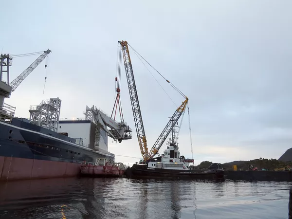 Kranhiv ved Vard i Brattvåg med mobilkrana posisjonert på 'Flex'-lekter.