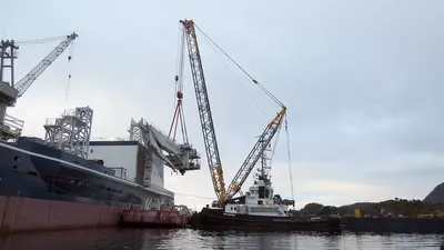 Kranhiv ved Vard i Brattvåg med mobilkrana posisjonert på 'Flex'-lekter.