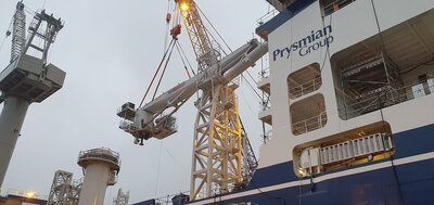 Ulstein si mobilkran i ferd med å posisjonere McGregor-krana på kabelleggingsskipet ved Vard.