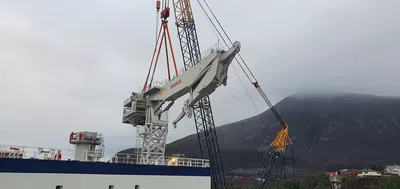 Demag CC2800-1-krana løftar McGregor-krana.