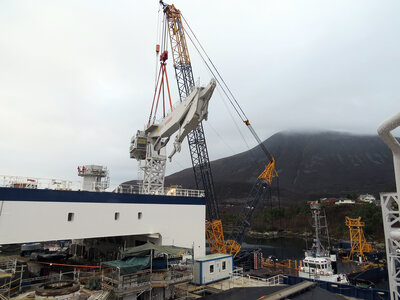 Demag CC2800-1 krana har eit standard oppsett på lekter på 60 meter bomlengde, 14 meter radius og 476 tonns kapasitet.