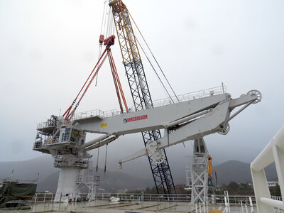 McGregor-krana vart løfta av Ulstein si mobilkran frå lekter.