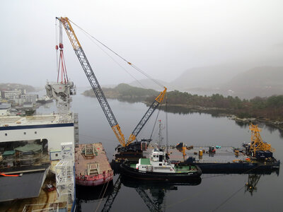 Mobilkrana Demag CC2800-1 kan løfte 400+ tonn frå lekteren.