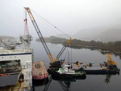 Mobilkrana Demag CC2800-1 kan løfte 400+ tonn frå lekteren.