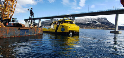 The barge crane and yno 146 for Finnsnes Dykkerservice