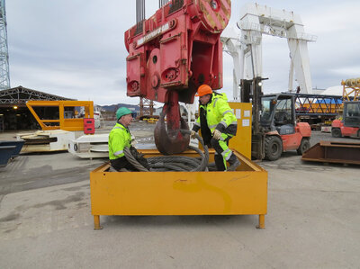 Gode kollegaer i tungløftsavdelinga slår av ein prat.