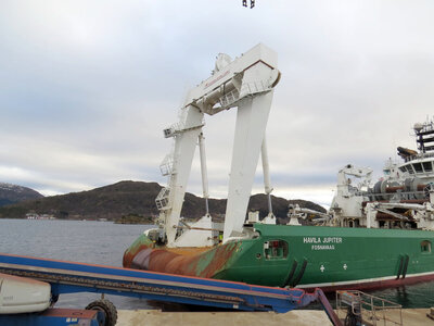 Havila Jupiter blir lagt til kai ved Ulstein Verft for demontering av A-ramma.