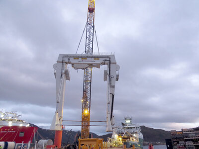 A-ramma til Havila Jupiter vert frakta bort av beltekrana.