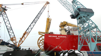 Tungløftsavdelinga si mobilkran av typen Demag CC2800-1 kan løfte opp til 400 tonn når ho står på lekter. Løftet av 150-tonns A-ramma frå Palfinger vart gjennomført utan komplikasjonar.