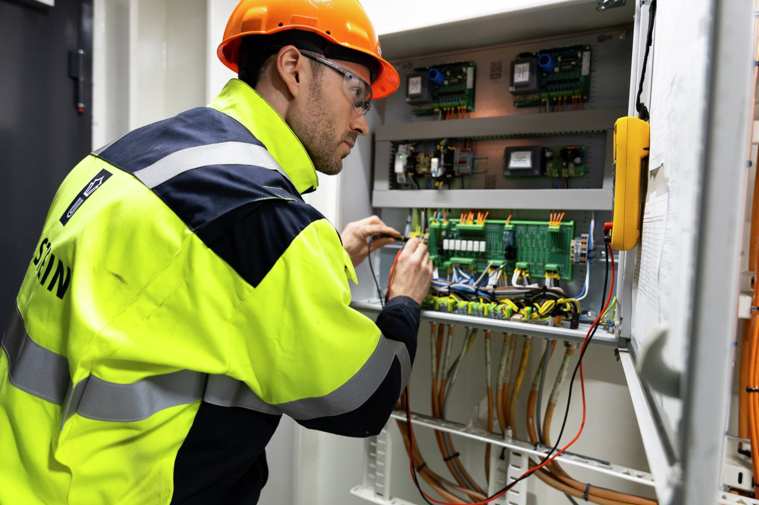 Ulstein-elektriker jobber med 322s prøvetur