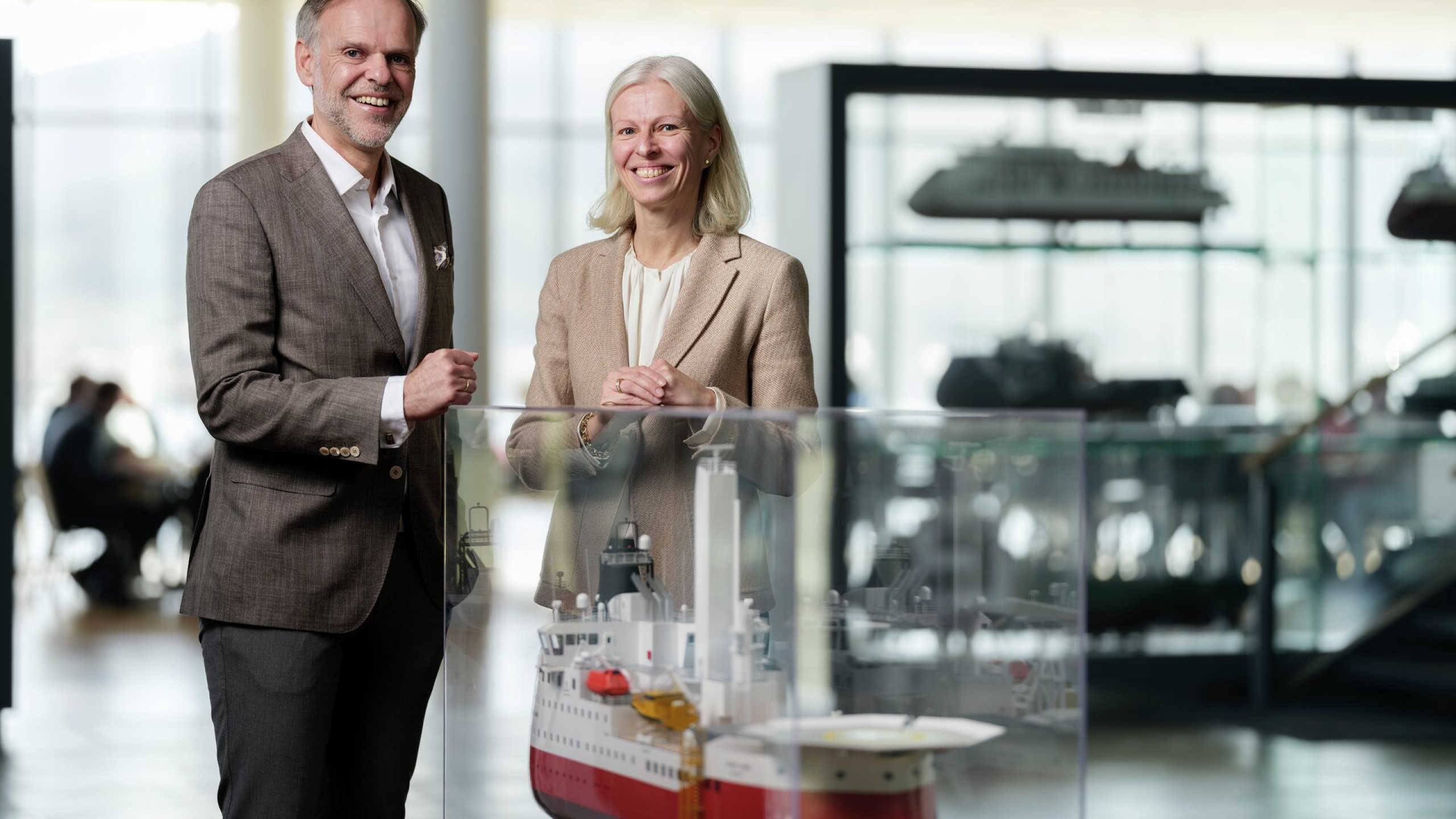 Gunvor og Tore foran skipsmodellene