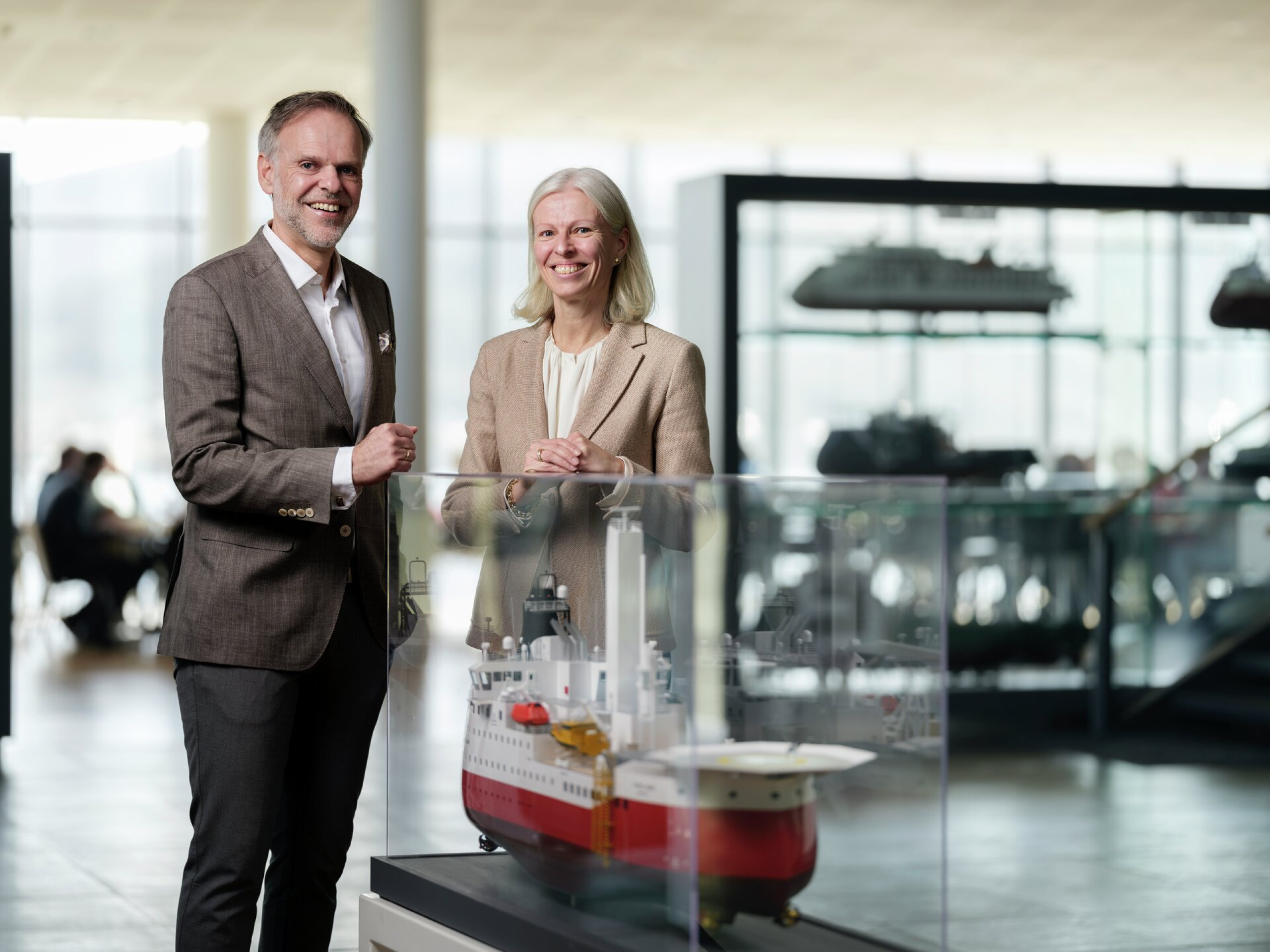 Gunvor og Tore foran skipsmodellene