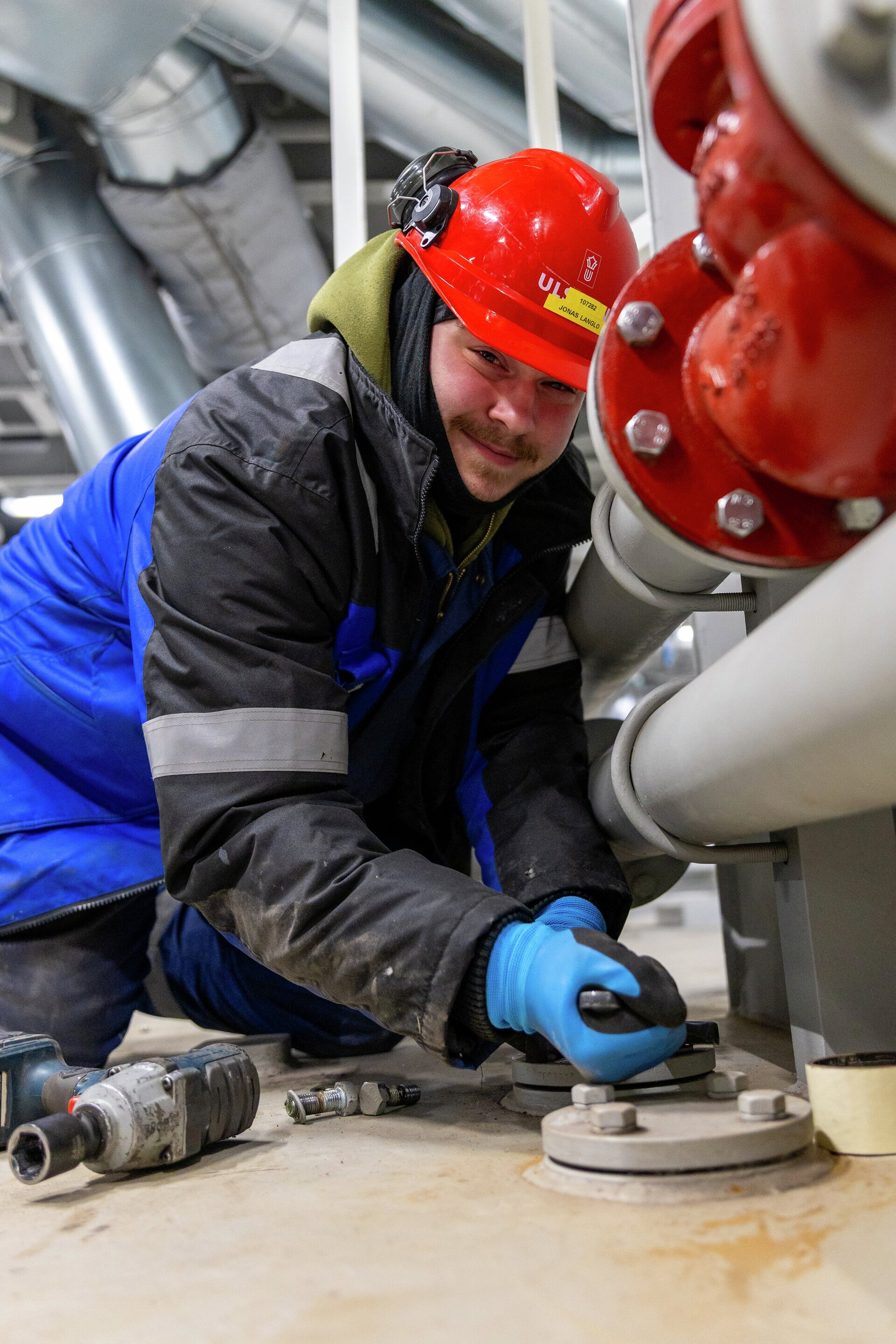 Industriarbeider som jobber med rør
