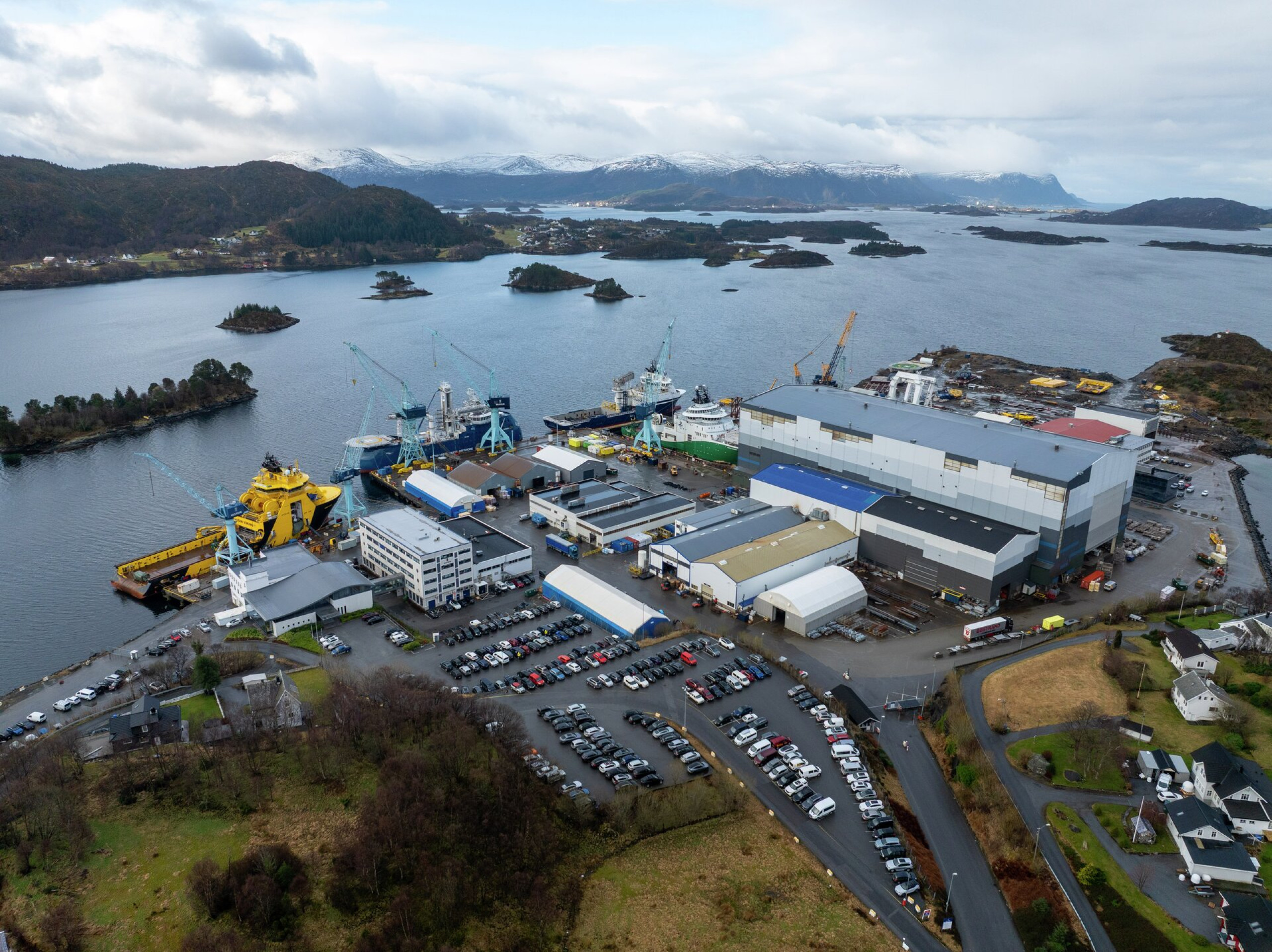 Oversikt over verftsområdet, BSO Yno 320, Odin Viking, Island Clipper, Havila Subsea.