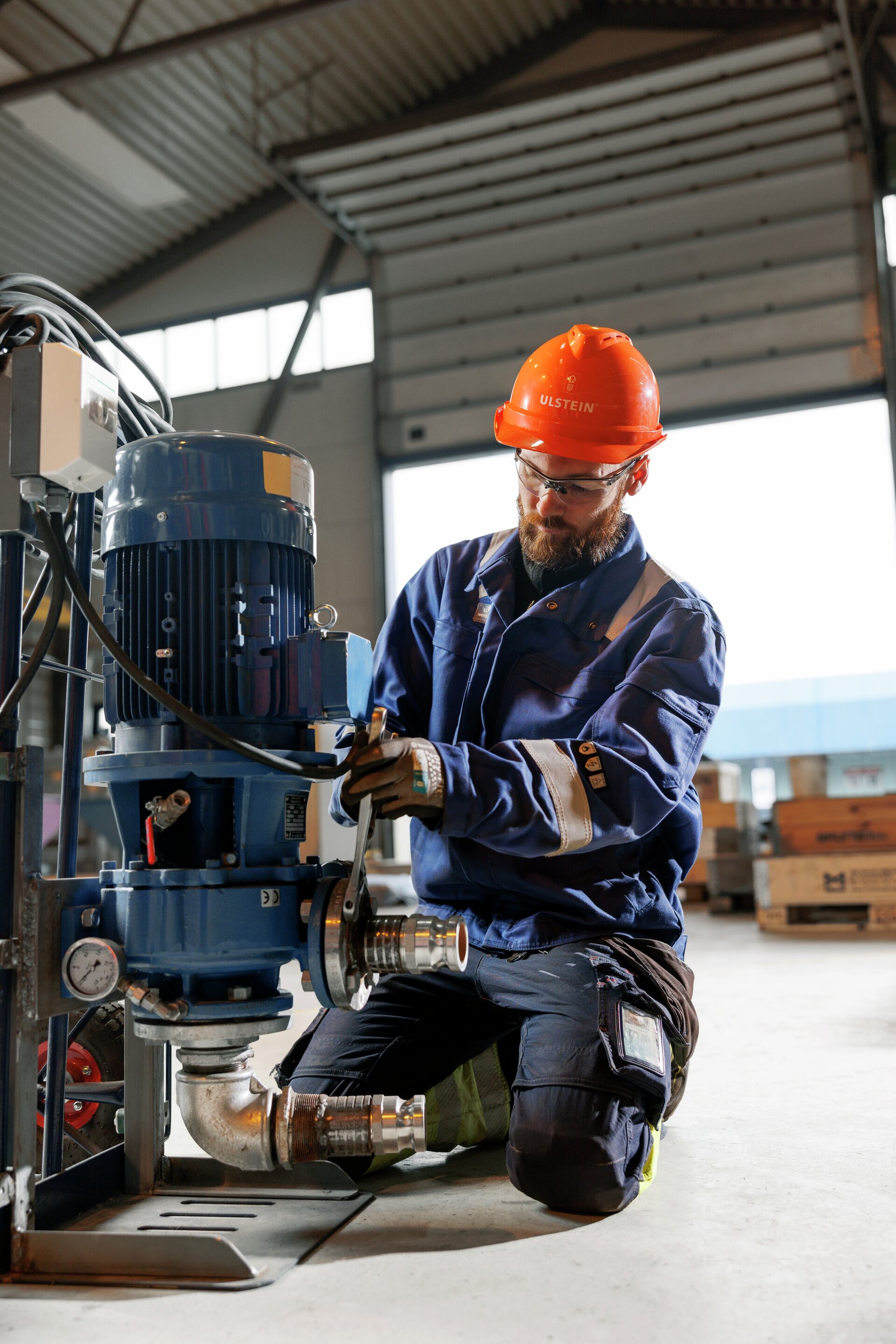 Industrial mechanic at work in the outfitting hall at Ulstein Verft