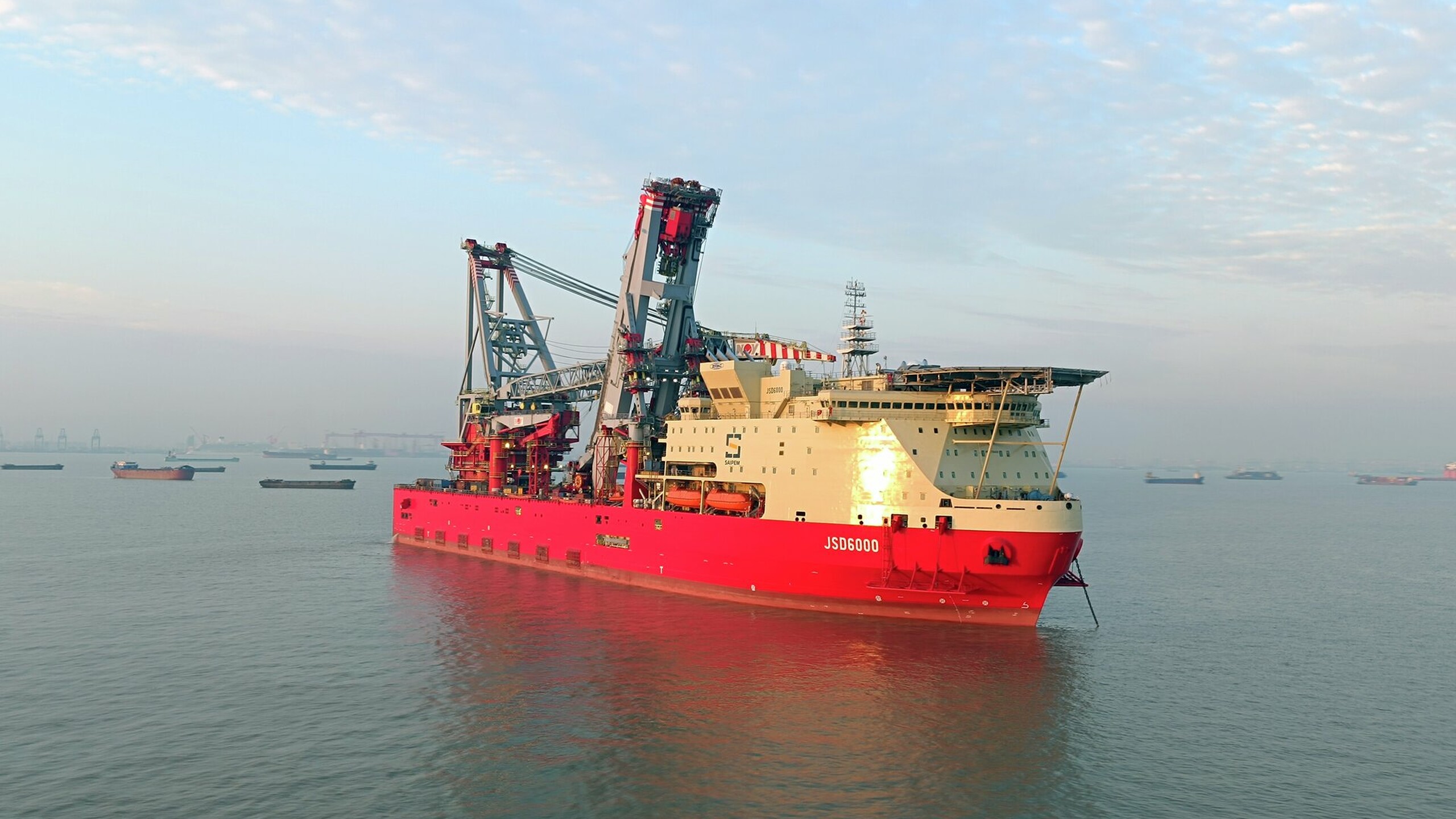 The heavy lift pipelay vessel, ‘JSD 6000’, is a customised ULSTEIN SOC5000 design. The 215m long DP3 vessel is equipped with a 5,000t revolving main crane and will be cable of performing J-lay and S-lay pipelay work in max water depths of 3,000m.. The combination of heavy lift and S-Lay capabilities together with J-Lay functionality via a large, off-centre moonpool, allows the vessel to serve deepwater and SURF markets as well as shallow-water EPCI projects. The JSD 6000 vessel is the third cus