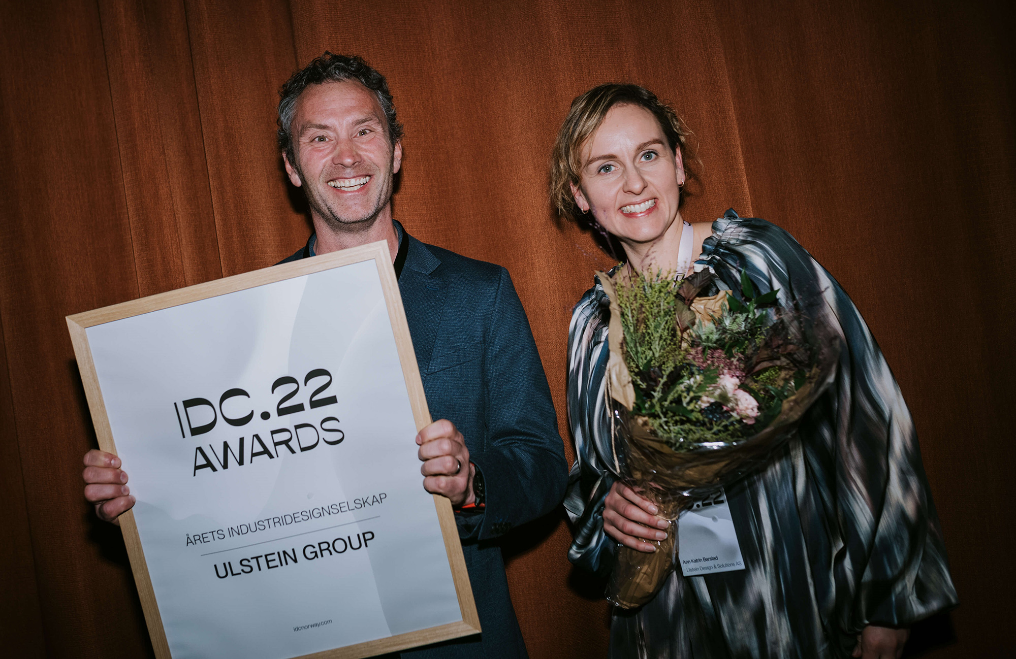 Sjefsdesignar Øyvind Gjerde Kamsvåg og designsjef Ann Katrin Barstad tok i mot Årets Industridesignselskap-prisen på vegner av alle i Ulstein. Foto: Tone Molnes.